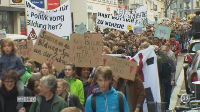 Des élèves suisses manifestent contre les économies dans l'école