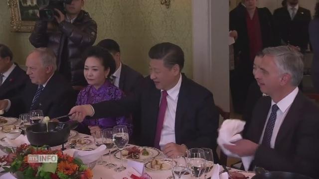 Le président chinois Xi Jinping goûte la fondue