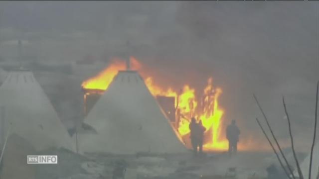 Les militants contre l'oléoduc du Dakota mettent le feu à leur camp