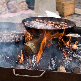 Châtaignes cuites au feu de bois [fotolia - Paolo Pizzimenti]