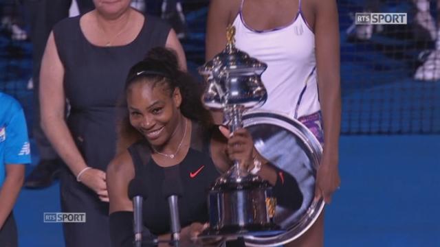 Open d'Australie, finale: la joie de Serena Wiliams (USA)  lors de la remise du trophée