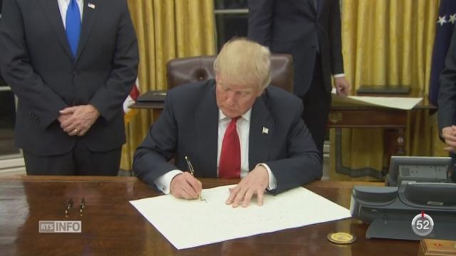 Donald Trump signe un décret contre l’Obamacare
