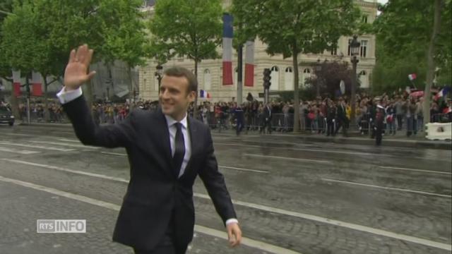 Le défilé d'Emmanuel Macron sur les Champs-Elysées, en voiture militaire puis en marchant