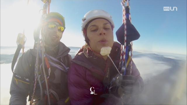 Certains osent déguster une fondue au bord d'une falaise