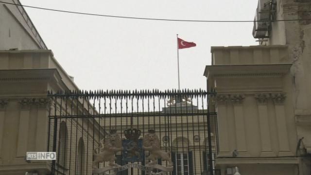 Le drapeau turc sur le consulat néerlandais a Istanbul