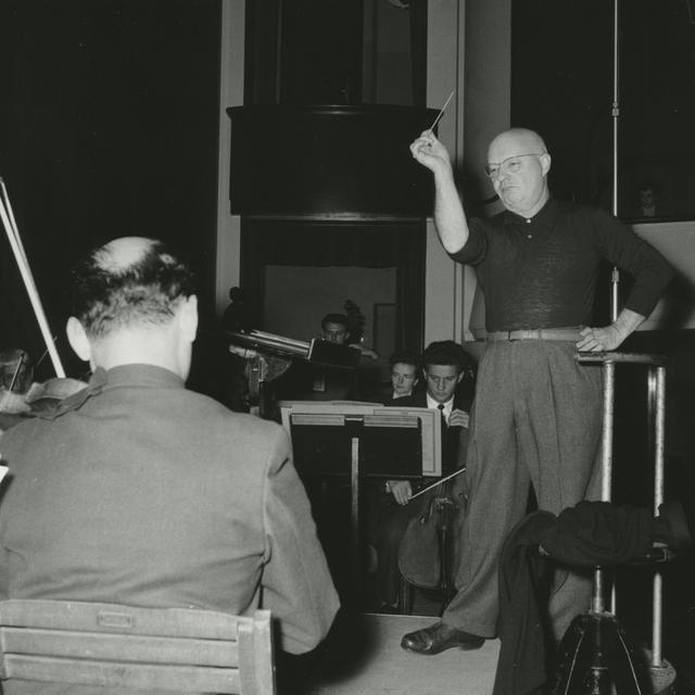 Paul Hindemith dirigeant l'OCL en 1958 [OCL]