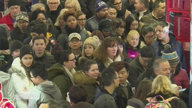 La foule se presse à New York pour le Black Friday