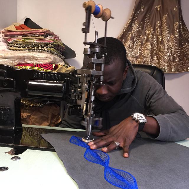 Ablaye, brodeur sénégalais, au travail dans son appartement-atelier [RTS - Charlie Dupiot]