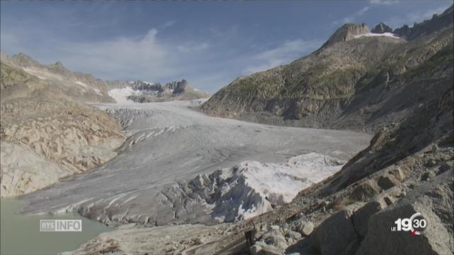 Col de la Furka (VS): la grotte de glace fond inexorablement