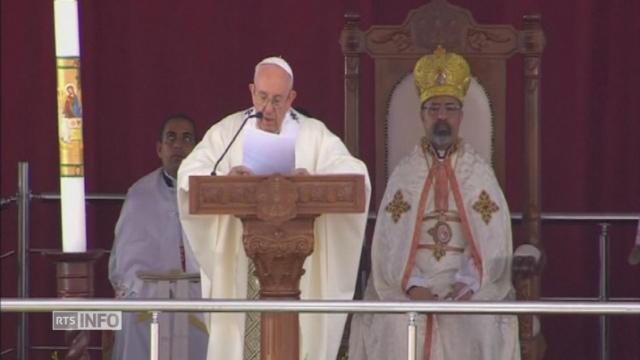 La messe du pape François devant les fidèles au Caire