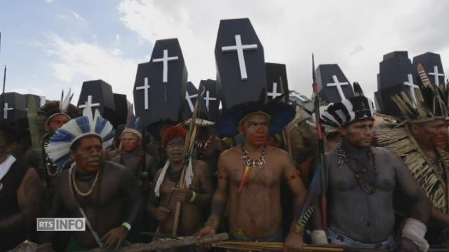 Des Indiens du Brésil manifestent devant le Parlement à Brasilia