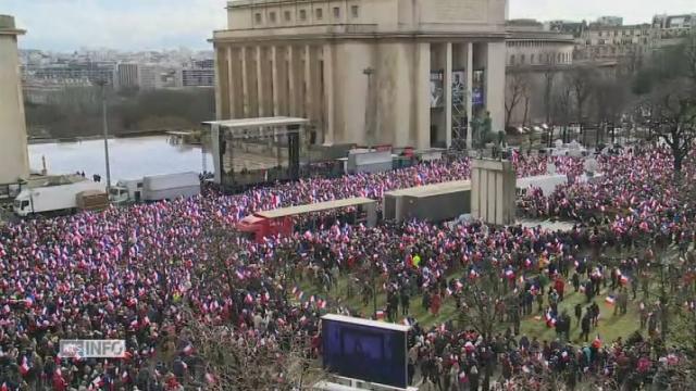 Des milliers de soutiens à Francois Fillon sur la place du Trocadéro à Paris