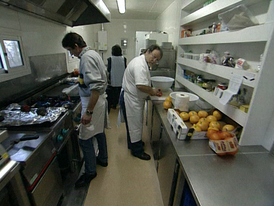 Cuisiniers au travail pour assurer la cantine des acteurs. [RTS]