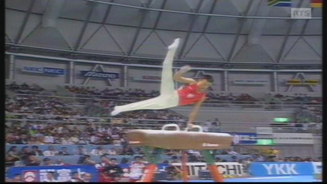 Donghua Li au cheval d'arçons lors des Championnats du monde de Sabae 1995. [RTS]