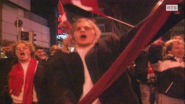 Des supporters suisses exultent dans la rue à Zurich en 1993. [RTS]