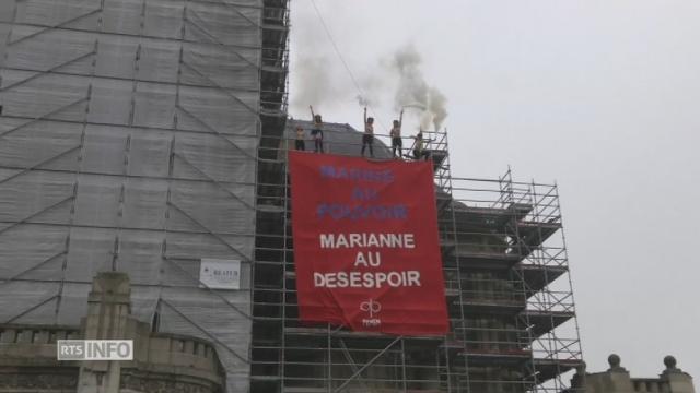 Les Femen déploient un banderole contre Marine Le Pen.