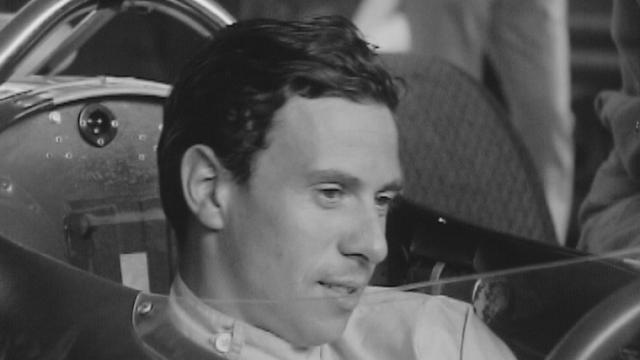 Jim Clark au volant de sa Lotus au départ de St-Ursanne en 1965 [RTS]