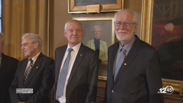 Jacques Dubochet reçoit son Prix Nobel de chimie à Stockholm