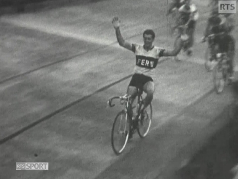 Peter Tiefenthaler remporte la dernière étape du Tour de Suisse 1958. [RTS]