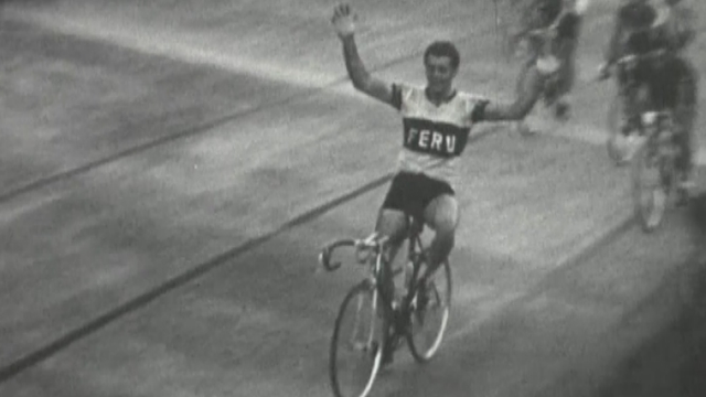 Peter Tiefenthaler remporte la dernière étape du Tour de Suisse 1958. [RTS]