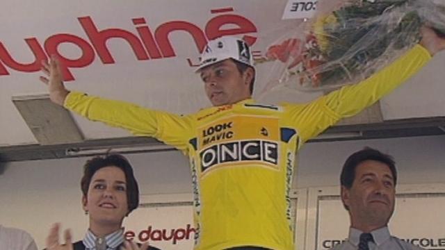 Laurent Dufaux sur le podium maillot jaune du Dauphiné Libéré 1993. [RTS]