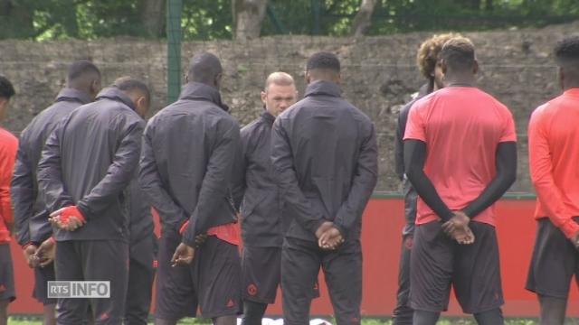 Les joueurs de foot de Manchester United observent une minute de silence