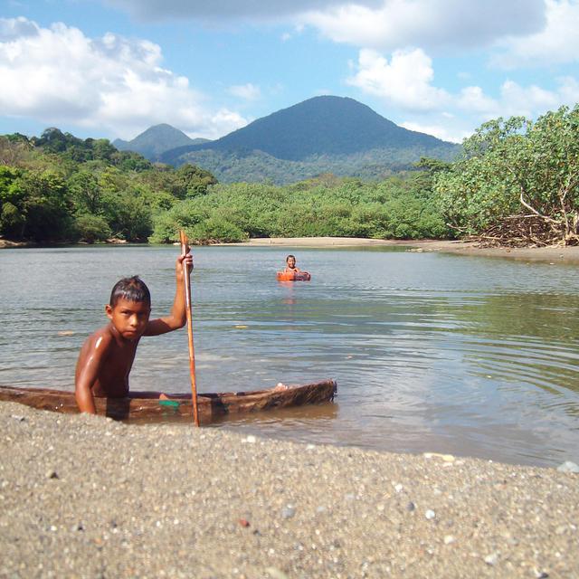 Enfants de l'ethnie Emberá [Fundación Almanaque Azul CC by SA - Joseom y Laurie Batista]