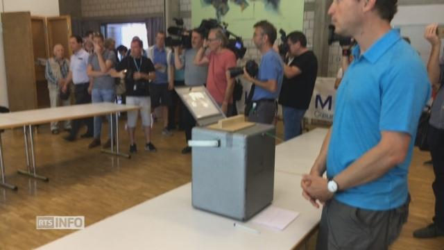 Après la clôture du bureau de vote à Moutier, les opérations de décompte des votes ont débuté.