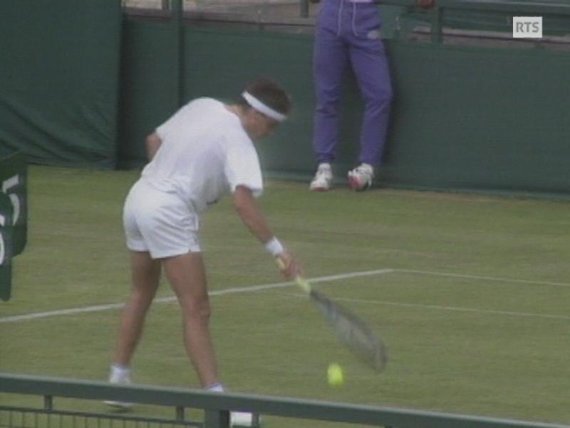 Mikael Pernfors s'entraîne à Wimbledon en 1989. [RTS]