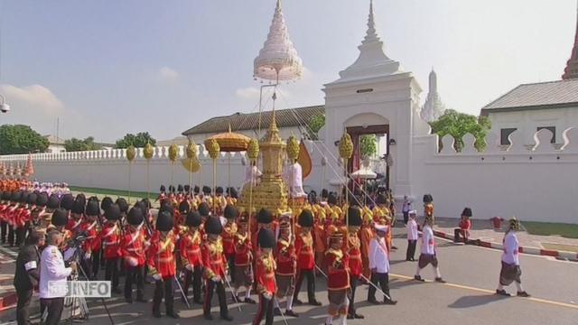 Début des obsèques hors normes du roi Bhumibol en Thaïlande