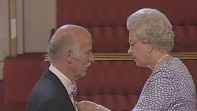 Anton Mosimann décoré par la reine Elisabeth d'Angleterre en 2004. [RTS]