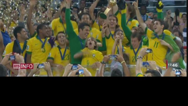 Le Brésil soulève le trophée de la Coupe des Confédérations 2013. [RTS]