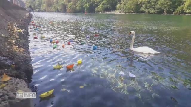 Les images des petits bateaux porteurs de messages de l'association Stop Suicide voguant sur le Rhône