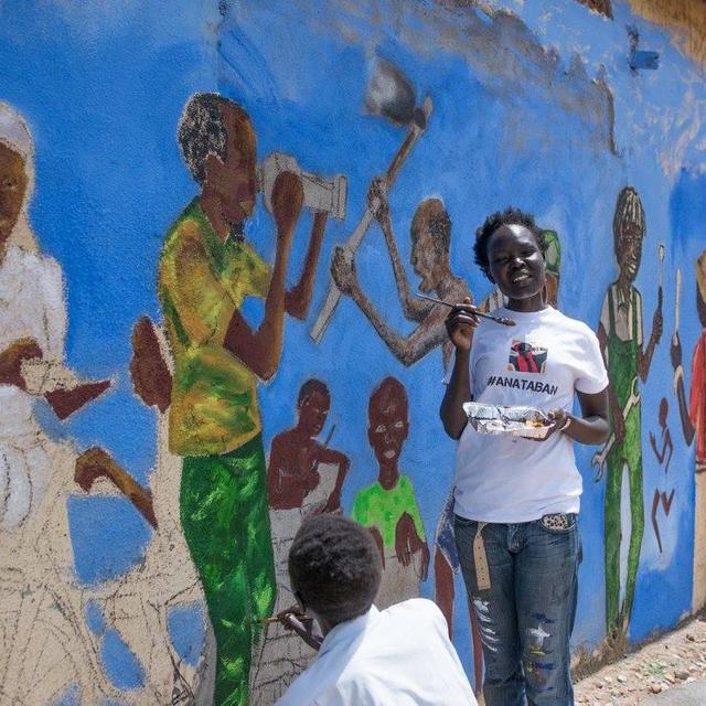 Jeune artiste devant une fresque de rue à Djouba [Ana Taban - Ana Taban]