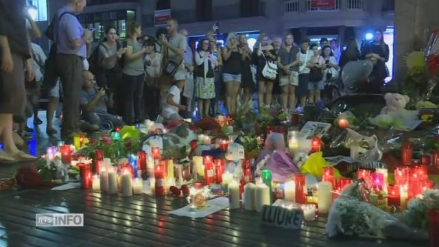 Touristes et Espagnols de retour sur les Ramblas pour se recueillir