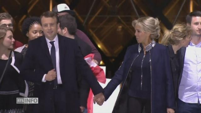 Emmanuel Macron et sa famille saluent la foule