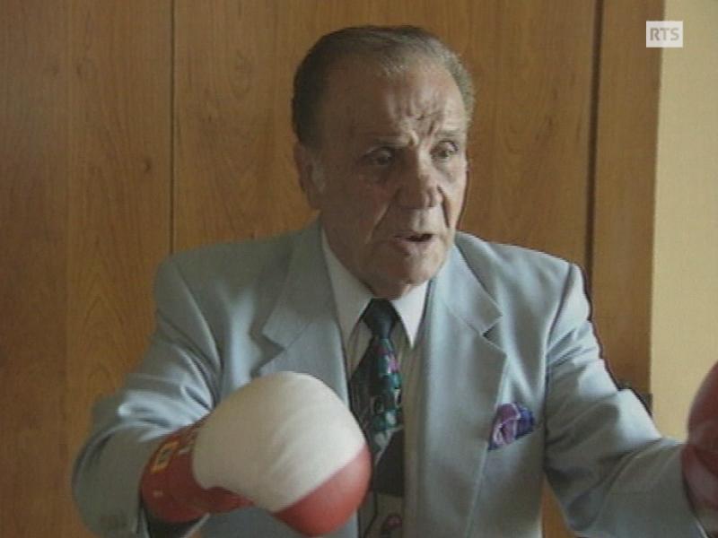 Jake LaMotta devant la presse en 1998 à Neuchâtel [RTS]