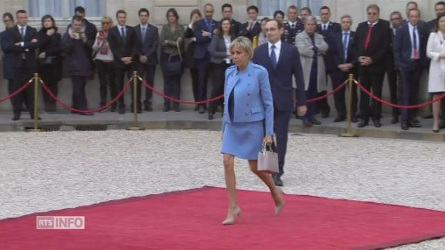 L'arrivée de Brigitte Macron à l'Elysée dans un tailleur bleu ciel