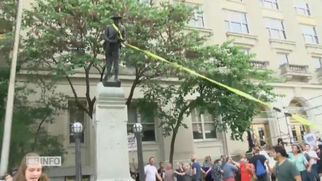 Une statue confédérée renversée par des manifestants aux Etats-Unis