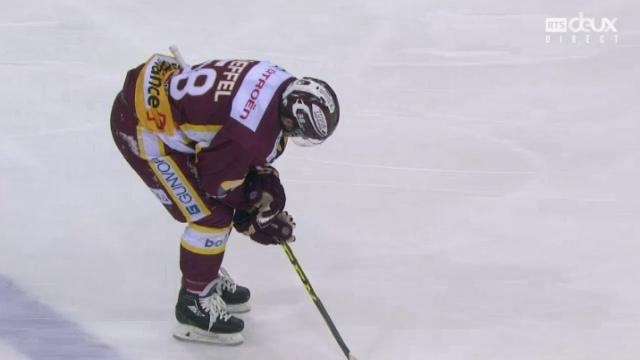 voici la faute du Zougois Grossmann sur le Genevois Loeffel mardi lors du 2e acte des 1-4 des playoffs