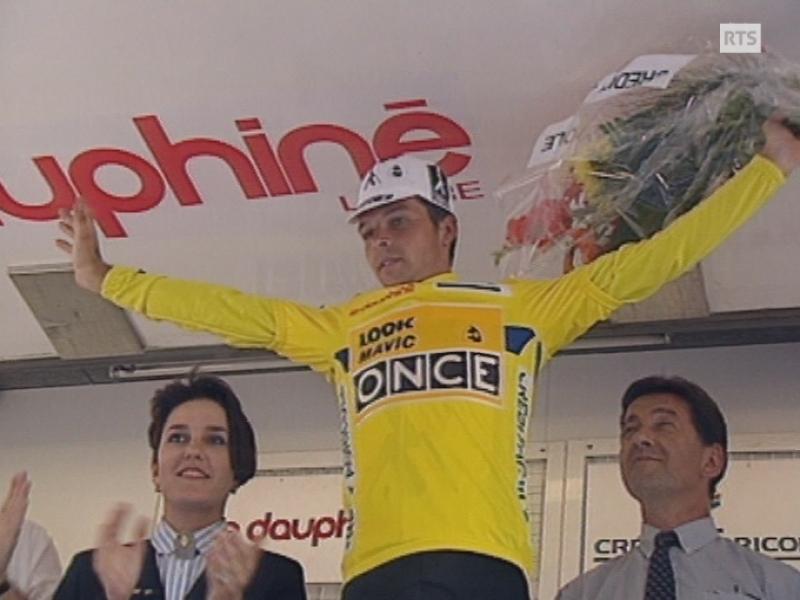 Laurent Dufaux sur le podium maillot jaune du Dauphiné Libéré en 1993. [RTS]