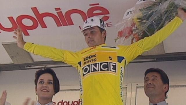 Laurent Dufaux sur le podium maillot jaune du Dauphiné Libéré en 1993. [RTS]