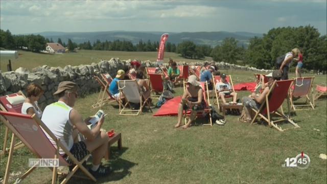 L’office du tourisme neuchâtelois installe des chaises longues au Creux-du-Van