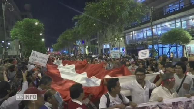 Des milliers de manifestants dans les rues de Lima en soutien au président