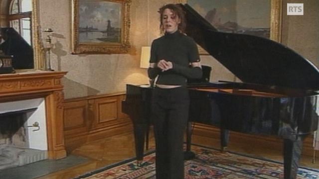 Laurence Revey chante en patois valaisan en 2000. [RTS]