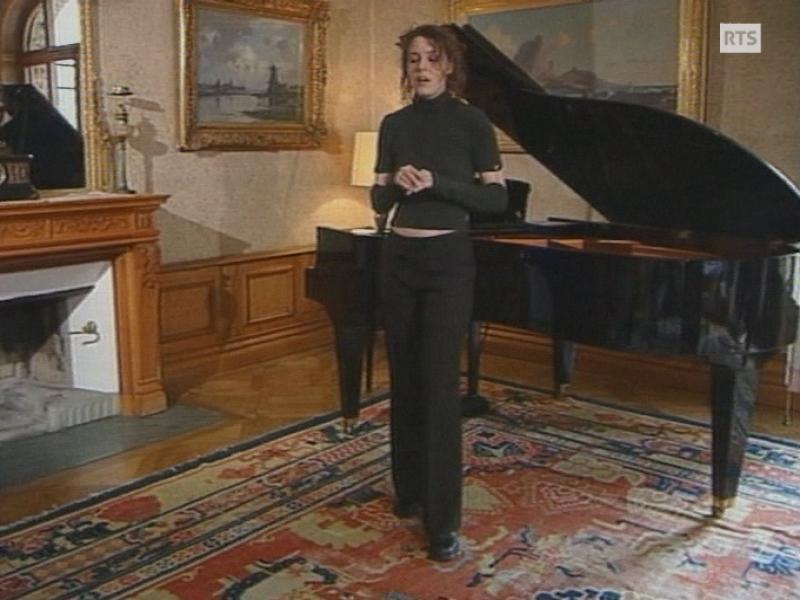 Laurence Revey chante en patois valaisan en 2000. [RTS]