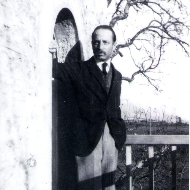 Rainer Maria Rilke devant la porte de son manoir de Muzot. [Keystone - DR]