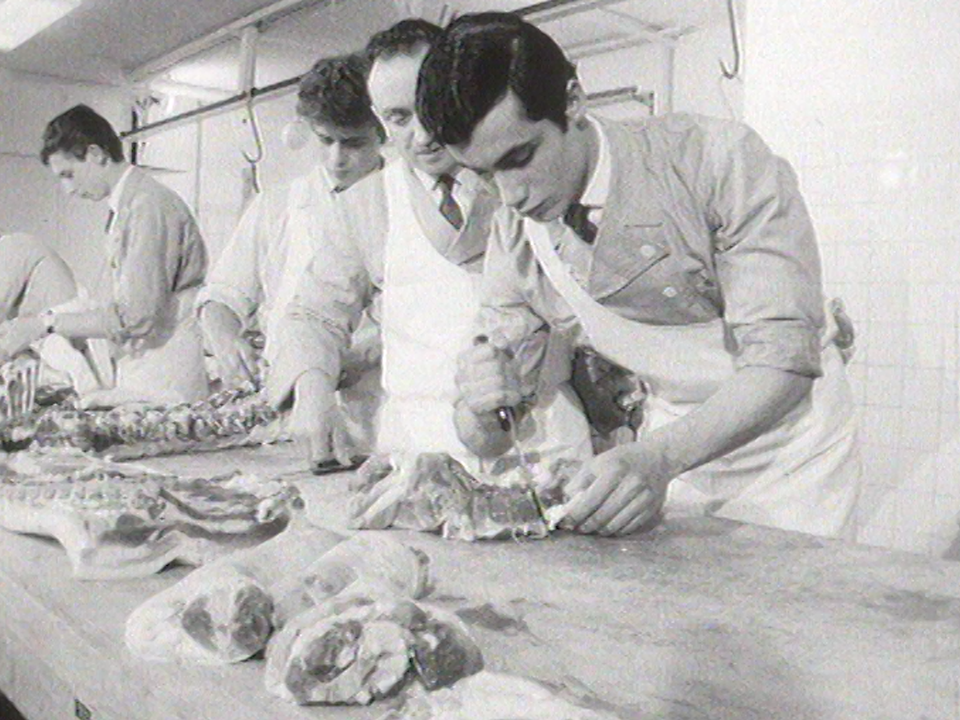 Boucher-charcutier en apprentissage en 1965. [RTS]