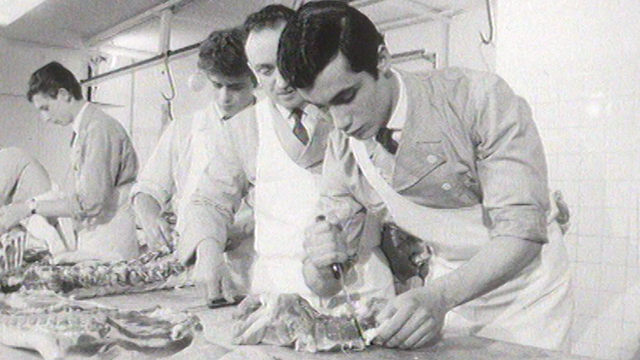 Boucher-charcutier en apprentissage en 1965. [RTS]