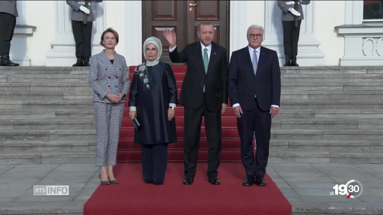 Le président turc tente de séduire Angela Merkel en Allemagne